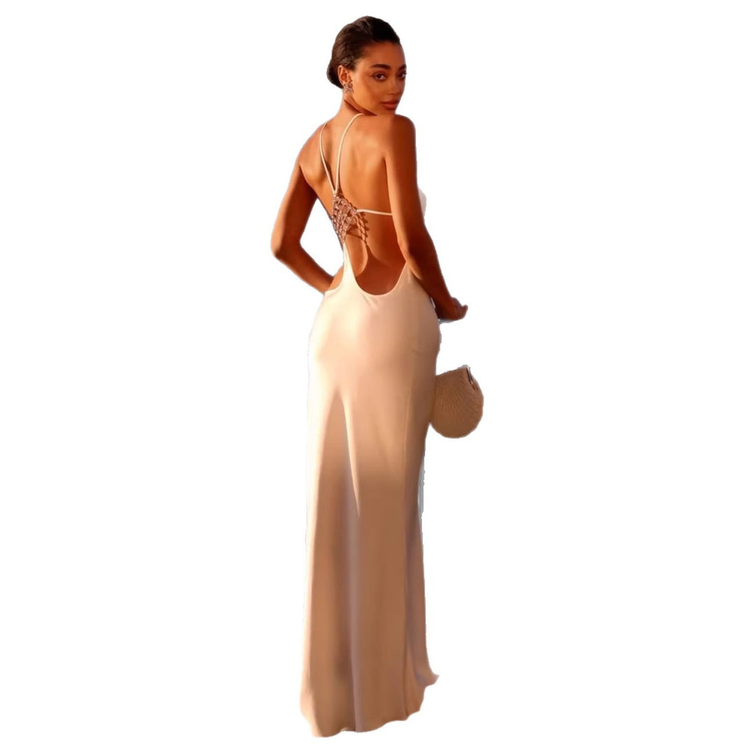 Dams elegant maxiklänning med sofistikerad ryggutskärning och glänsande material Mirla-Eva Jonsson
