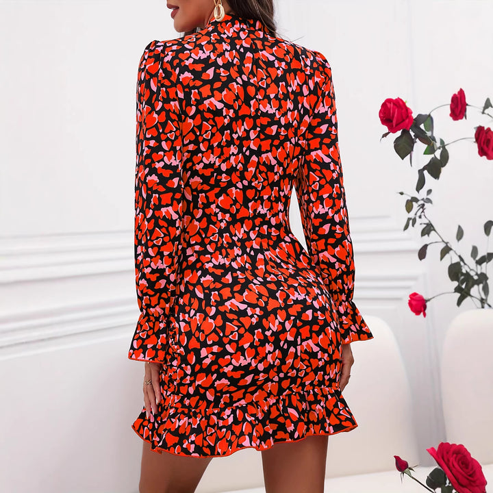 Dams elegant mini-klänning med volangdetaljer och hög krage Mirla-Eva Jonsson