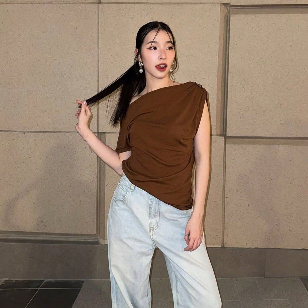 Dams elegant topp med asymmetrisk skärning och volangdetaljer Eva Jonsson-Eva Jonsson