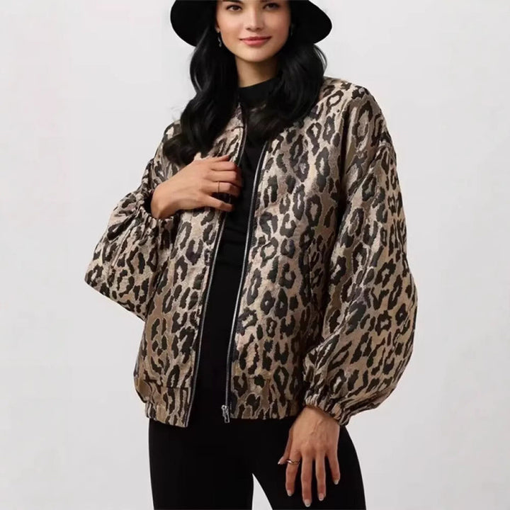 Dams fashionable bomberjacka med leopardmönster och elastiska muddar Mirla-Eva Jonsson
