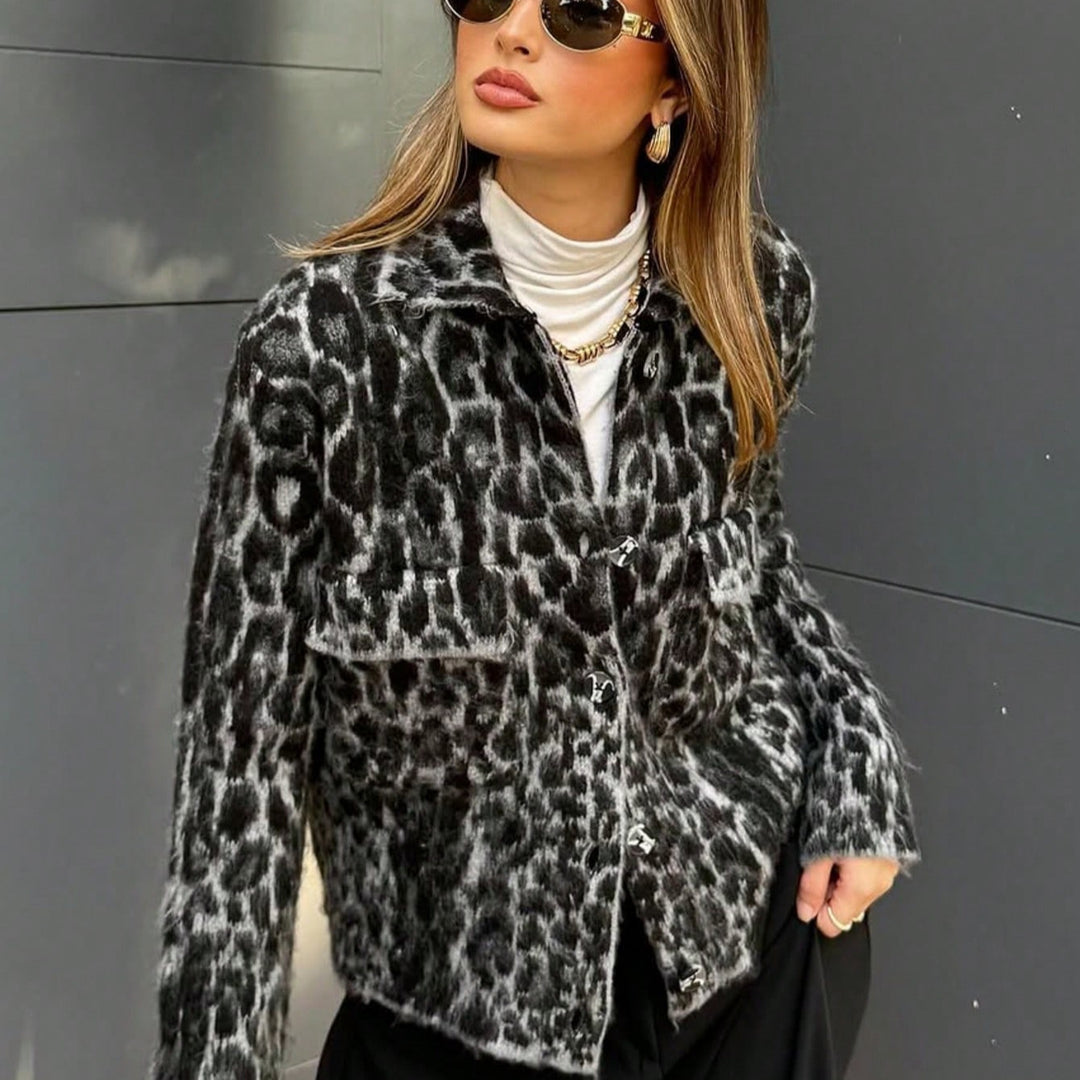 Dams fashionable kort jacka i leopardmönster med påsydda fickor Mirla-Eva Jonsson