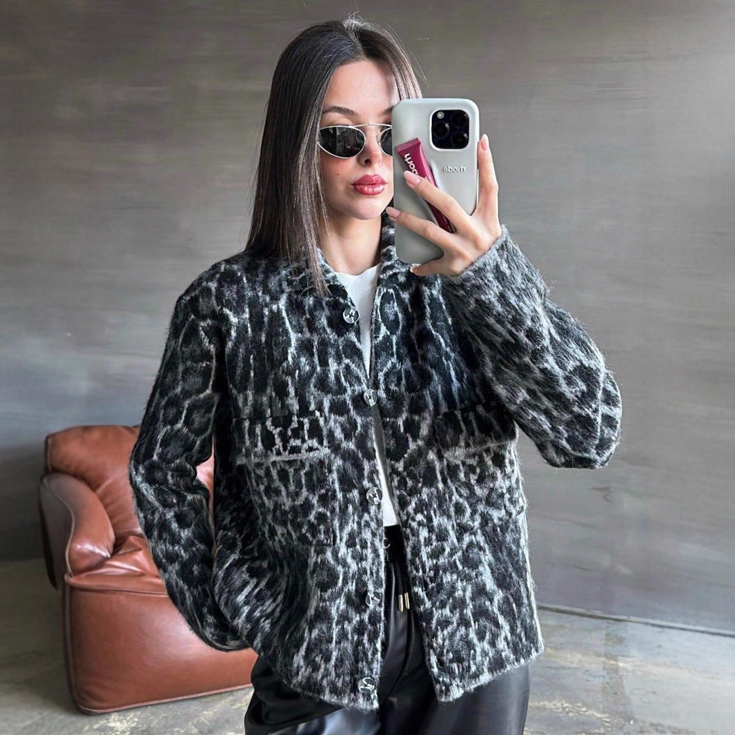 Dams fashionable kort jacka i leopardmönster med påsydda fickor Mirla-Eva Jonsson