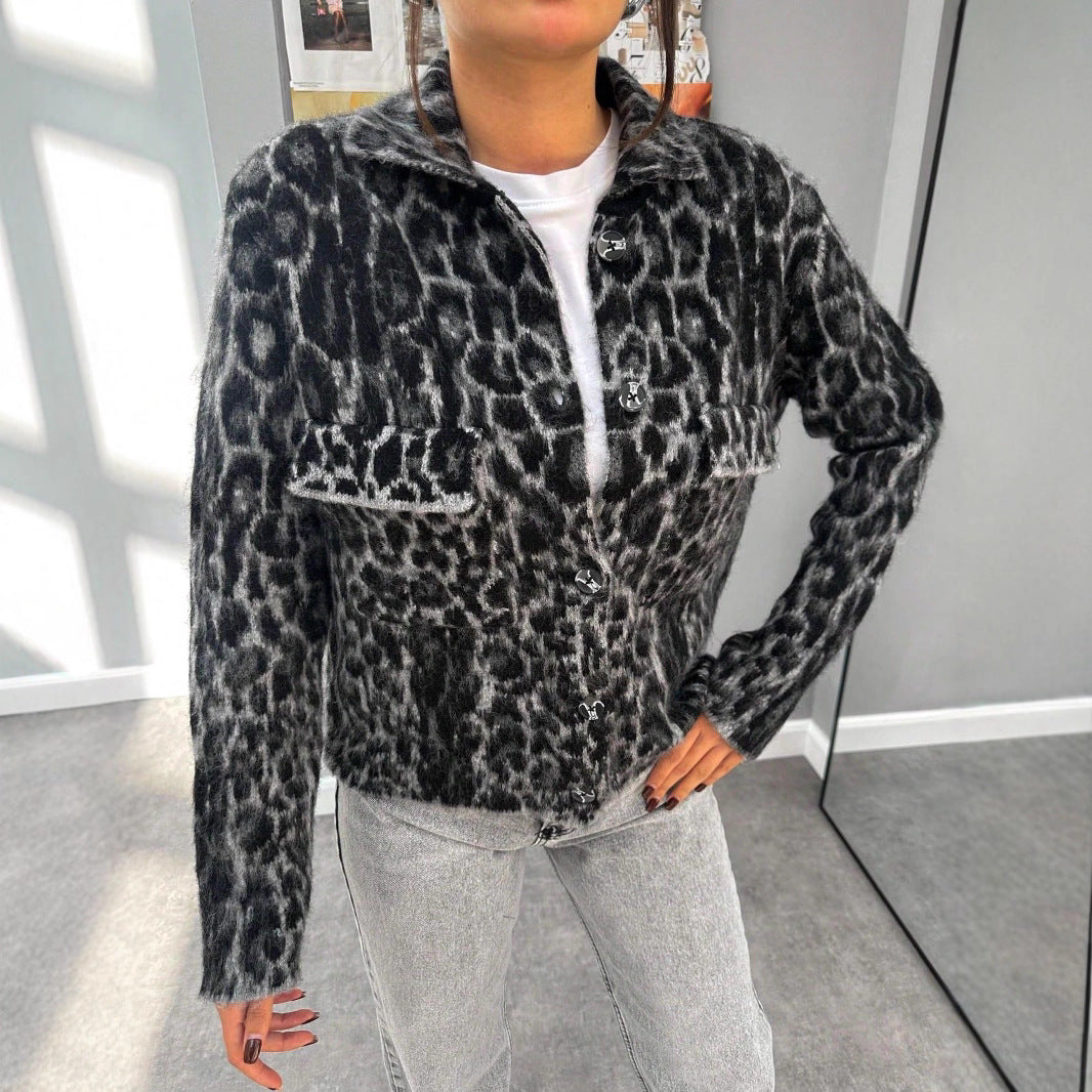 Dams fashionable kort jacka i leopardmönster med påsydda fickor Mirla-Eva Jonsson