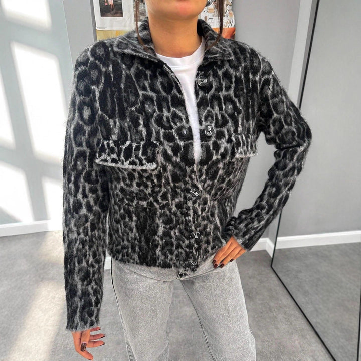 Dams fashionable kort jacka i leopardmönster med påsydda fickor Mirla-Eva Jonsson