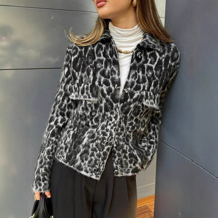 Dams fashionable kort jacka i leopardmönster med påsydda fickor Mirla-Eva Jonsson