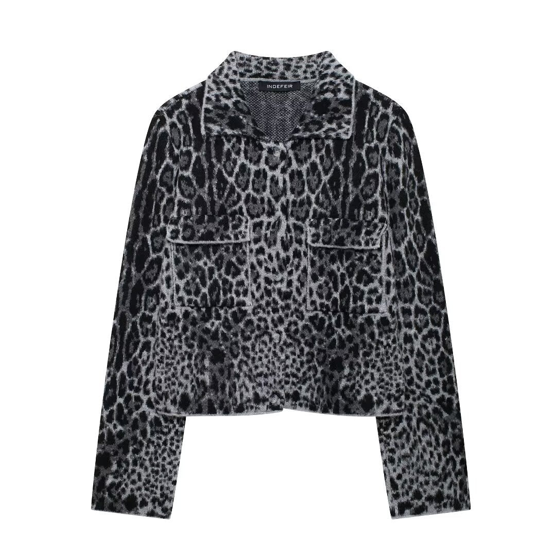 Dams fashionable kort jacka i leopardmönster med påsydda fickor Mirla-Eva Jonsson