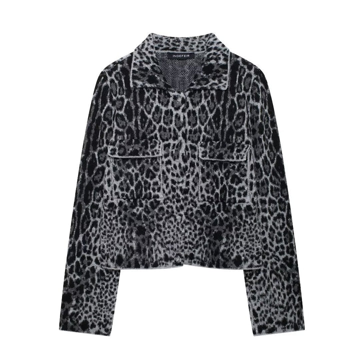 Dams fashionable kort jacka i leopardmönster med påsydda fickor Mirla-Eva Jonsson
