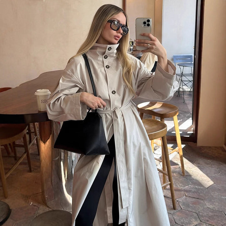 Dams fashionable trench coat with tailored fit and practical details Eva Jonsson-Eva Jonsson