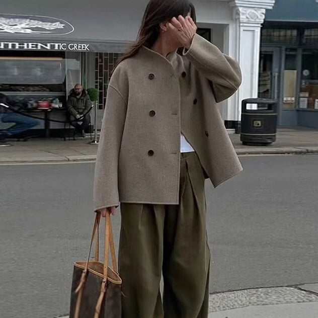 Dams fashionable ulljacka med dubbel knappslå och ståkrage Mirla-Eva Jonsson