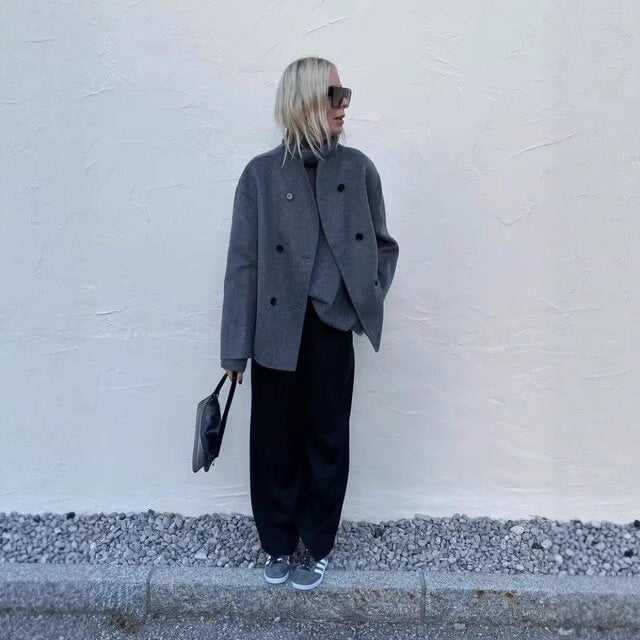 Dams fashionable ulljacka med dubbel knappslå och ståkrage Mirla-Eva Jonsson