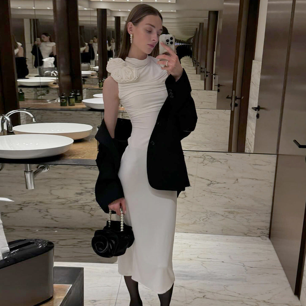 Dams figurbetonat aftonklänning med asymmetrisk krage och blommig applikation Mirla-Eva Jonsson