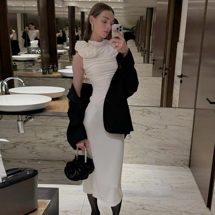 Dams figurbetonat aftonklänning med asymmetrisk krage och blommig applikation Mirla-Eva Jonsson