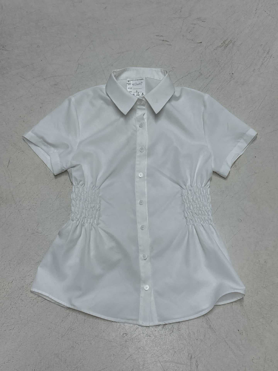 Dam's figure-hugging short-sleeved blouse with gathering and button placket Mirla-Eva Jonsson