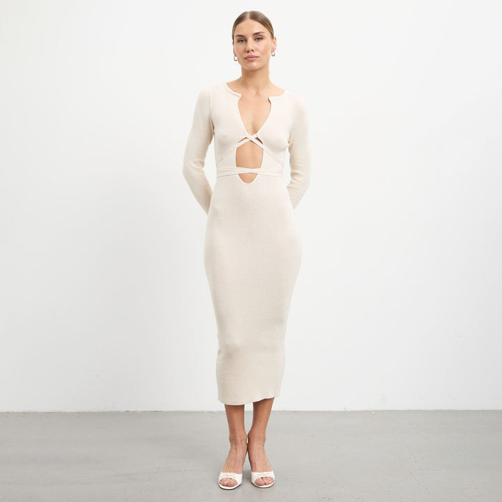 Dams figurnära stickad klänning med cut-out design Mirla-Eva Jonsson