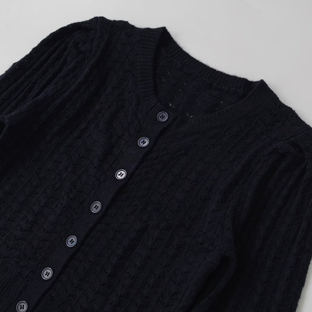 Dams fin stickad cardigan med stora knappar och detaljerad struktur Mirla-Eva Jonsson