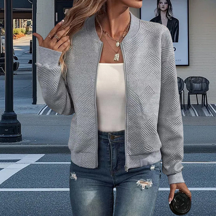 Dams fritidsjacka med strukturerad design och praktiska fickor Mirla-Eva Jonsson