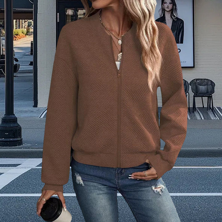 Dams fritidsjacka med strukturerad design och praktiska fickor Mirla-Eva Jonsson