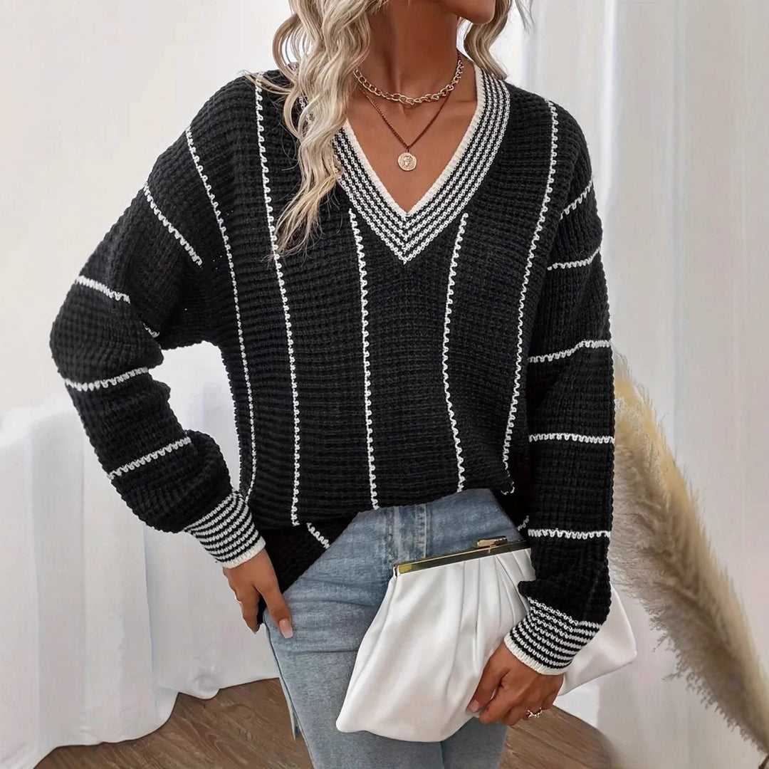 Dams grov stickad tröja med elegant V-ringningsdesign och modernt randmönster Eva Jonsson-Eva Jonsson