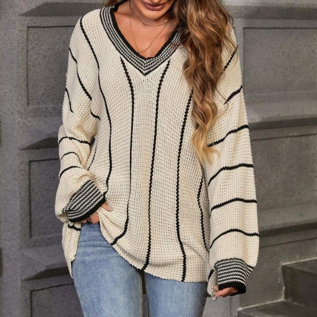Dams grov stickad tröja med elegant V-ringningsdesign och modernt randmönster Eva Jonsson-Eva Jonsson