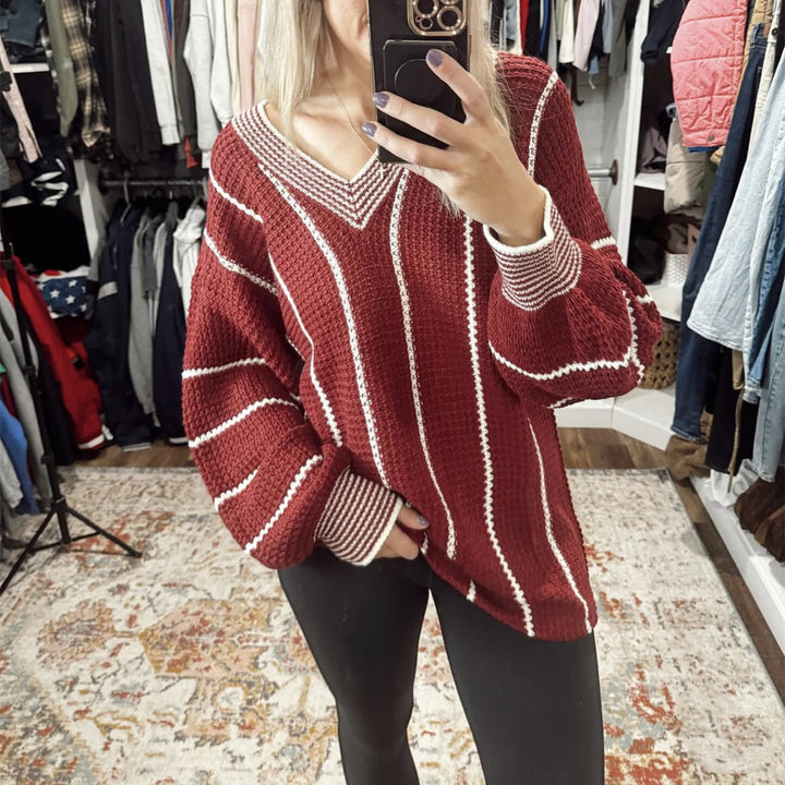 Dams grov stickad tröja med elegant V-ringningsdesign och modernt randmönster Eva Jonsson-Eva Jonsson