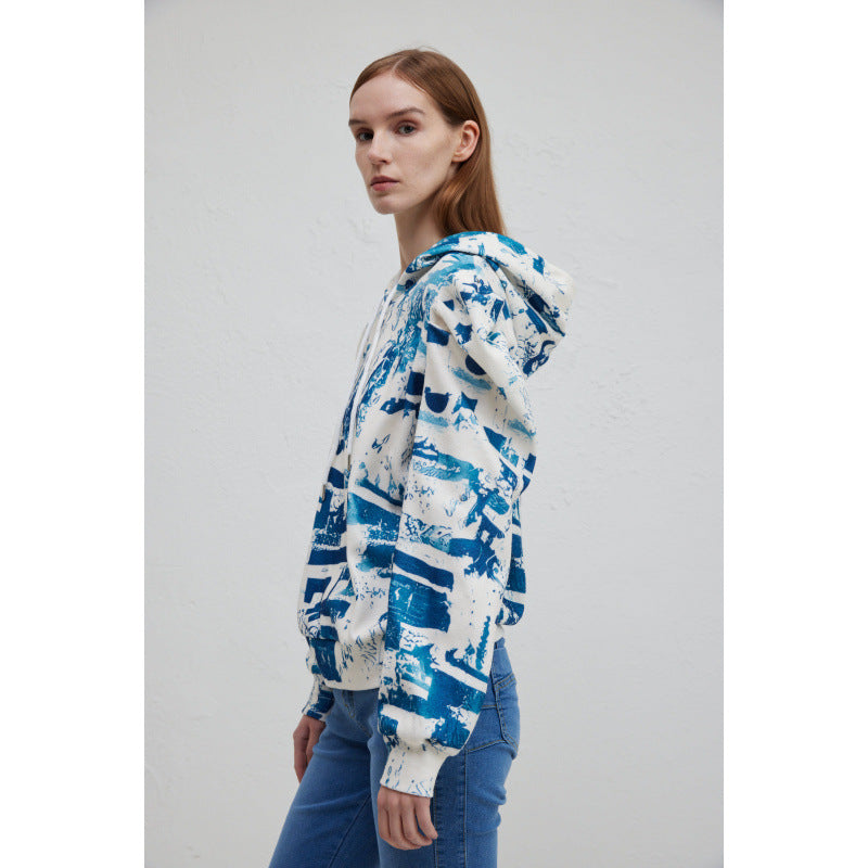 Dams hoodie med moderiktig volangdesign och kreativ tryck Mirla-Eva Jonsson