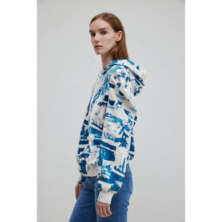 Dams hoodie med moderiktig volangdesign och kreativ tryck Mirla-Eva Jonsson