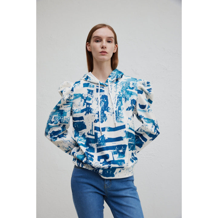 Dams hoodie med moderiktig volangdesign och kreativ tryck Mirla-Eva Jonsson
