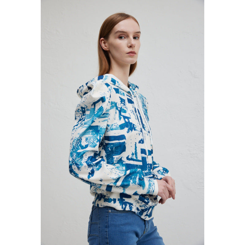 Dams hoodie med moderiktig volangdesign och kreativ tryck Mirla-Eva Jonsson