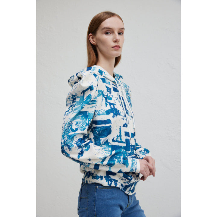 Dams hoodie med moderiktig volangdesign och kreativ tryck Mirla-Eva Jonsson
