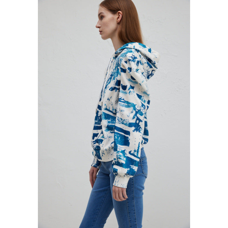 Dams hoodie med moderiktig volangdesign och kreativ tryck Mirla-Eva Jonsson