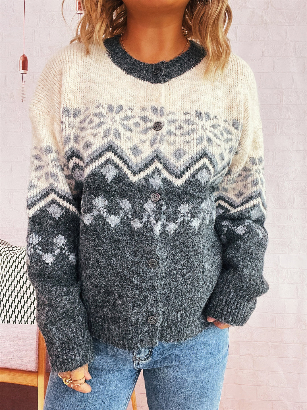 Dams kramig stickad jacka med stort mönster och högkvalitativt utförande Eva Jonsson-Eva Jonsson