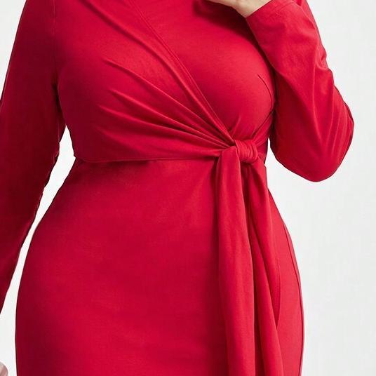 Dams långärmad klänning med eleganta knutdetaljer och sidoklyfta Mirla-Eva Jonsson