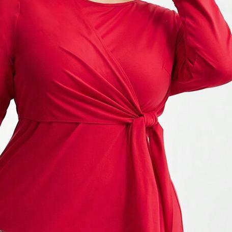 Dams långärmad klänning med eleganta knutdetaljer och sidoklyfta Mirla-Eva Jonsson