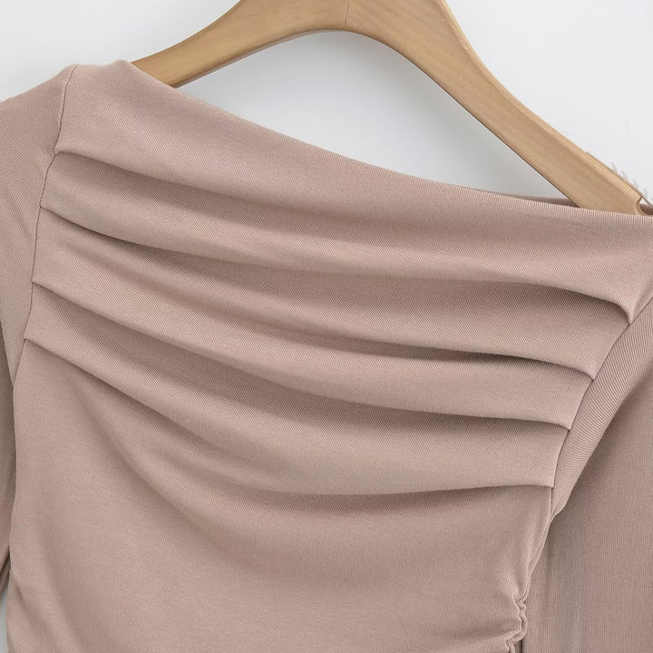 Dams långärmad topp med rynkat design och asymmetrisk halsringning Mirla-Eva Jonsson