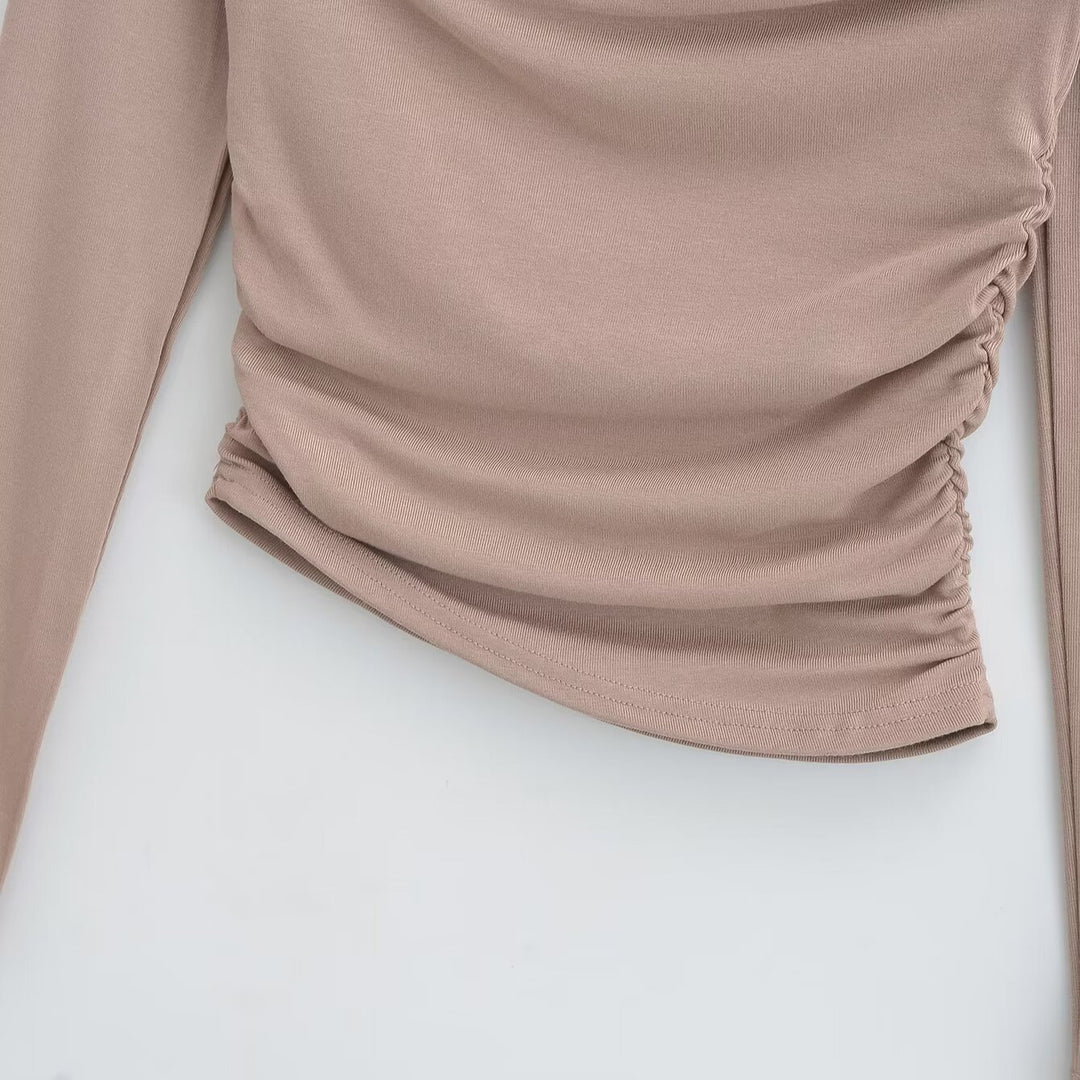Dams långärmad topp med rynkat design och asymmetrisk halsringning Mirla-Eva Jonsson