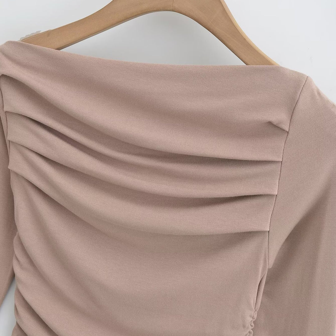 Dams långärmad topp med rynkat design och asymmetrisk halsringning Mirla-Eva Jonsson