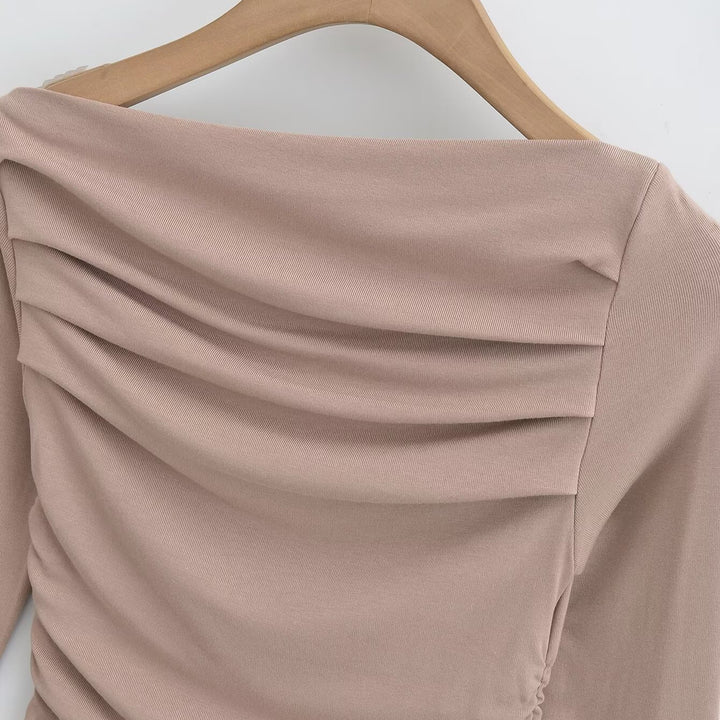 Dams långärmad topp med rynkat design och asymmetrisk halsringning Mirla-Eva Jonsson