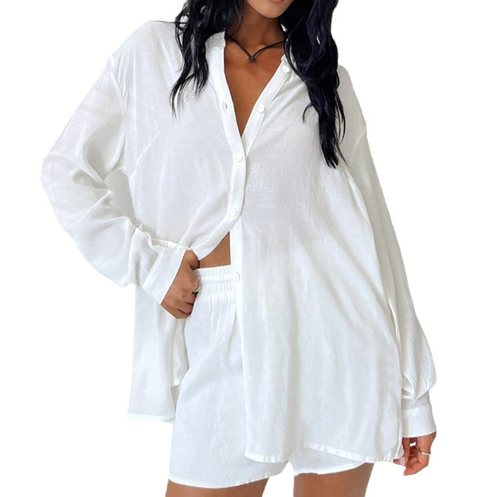 Dams loungewear-set med avslappnad button-up-blus och bekväma shorts Eva Jonsson-Eva Jonsson