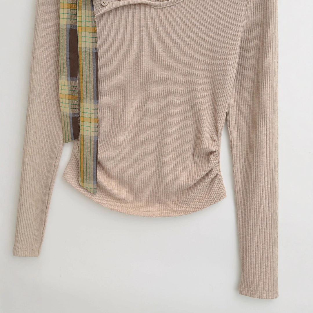 Dams luftig långärmad topp med asymmetrisk design och dekorativt snöre Mirla-Eva Jonsson
