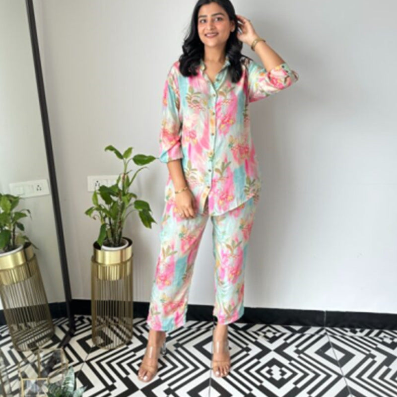 Dams lyxigt pyjamaset med blommönster och knäppt överdel Mirla-Eva Jonsson