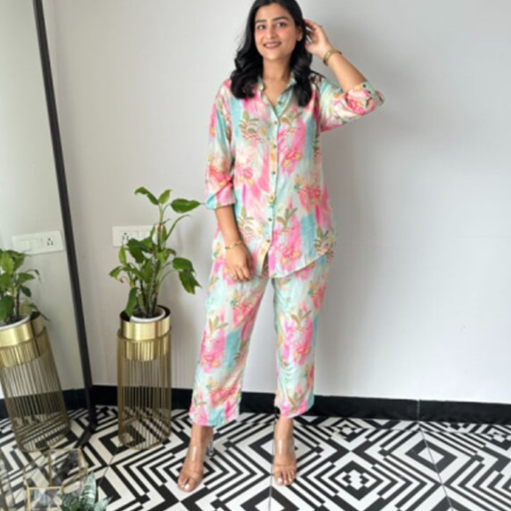 Dams lyxigt pyjamaset med blommönster och knäppt överdel Mirla-Eva Jonsson