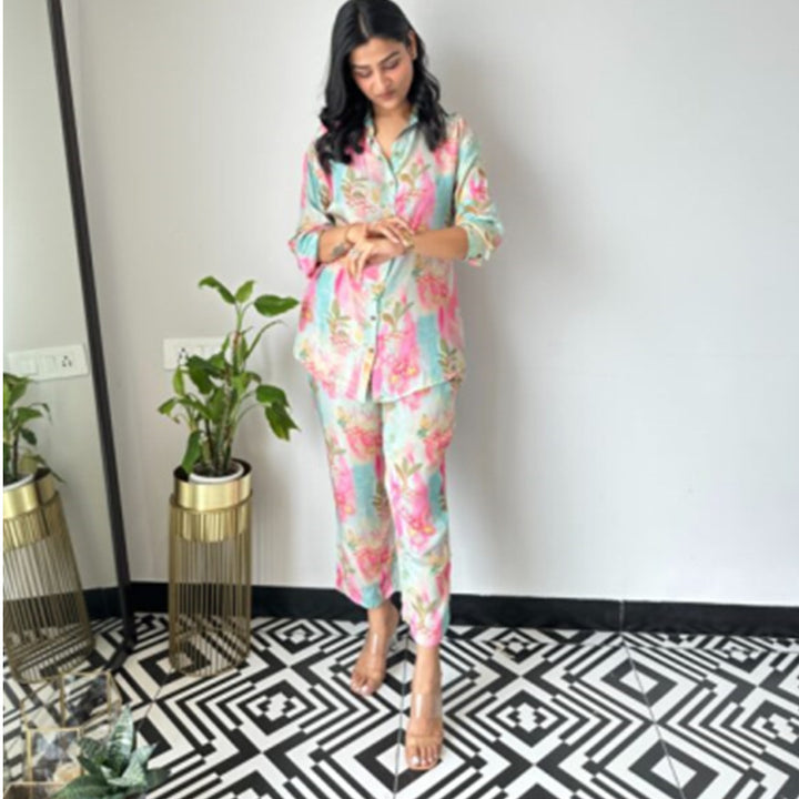 Dams lyxigt pyjamaset med blommönster och knäppt överdel Mirla-Eva Jonsson