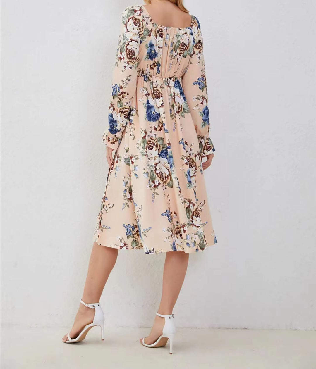 Dams maxiklänning med blommönster och elegant slits Mirla-Eva Jonsson