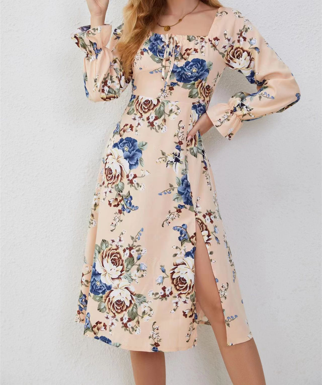 Dams maxiklänning med blommönster och elegant slits Mirla-Eva Jonsson