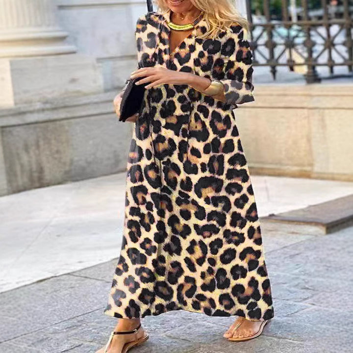 Dams maxiklänning med trendigt leopardmönster och elegant omslagsdesign Mirla-Eva Jonsson