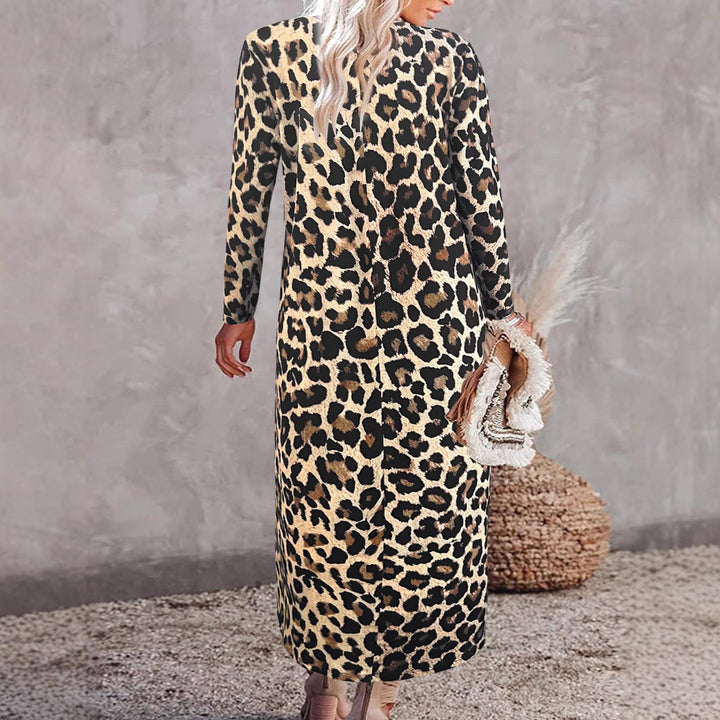 Dams maxiklänning med trendigt leopardmönster och elegant omslagsdesign Mirla-Eva Jonsson