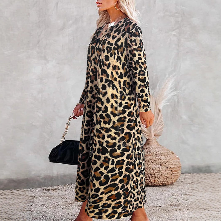 Dams maxiklänning med trendigt leopardmönster och elegant omslagsdesign Mirla-Eva Jonsson