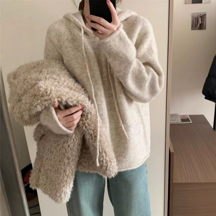 Dams mysiga hoodie gjord av mjukt fleece material med känguruficka Mirla-Eva Jonsson