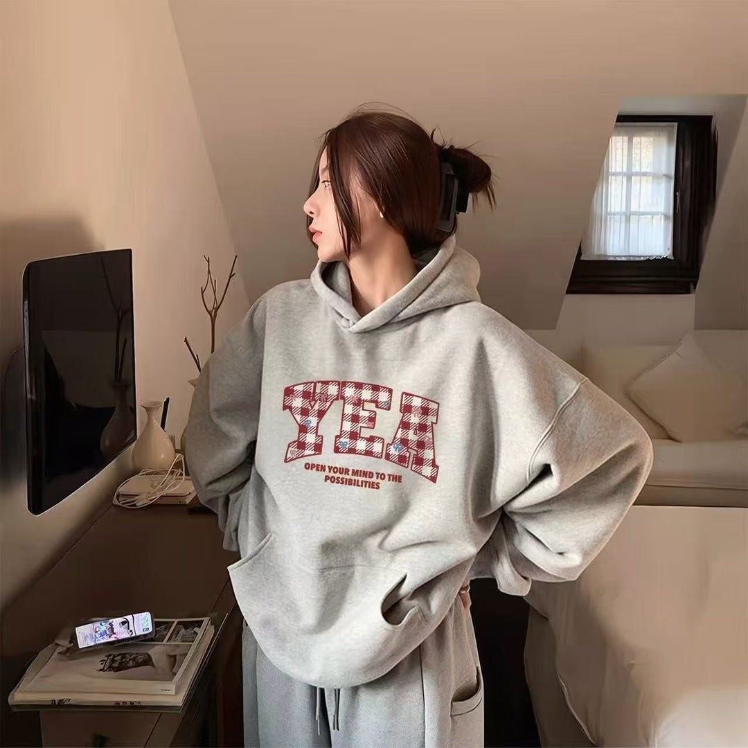 Dams oversized huva sweatshirt med kreativ skrivning Mirla-Eva Jonsson