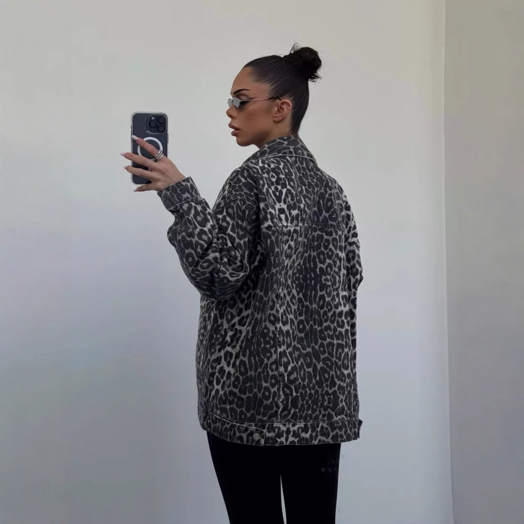 Dams oversized jeansjacka med satt leomönster Mirla-Eva Jonsson